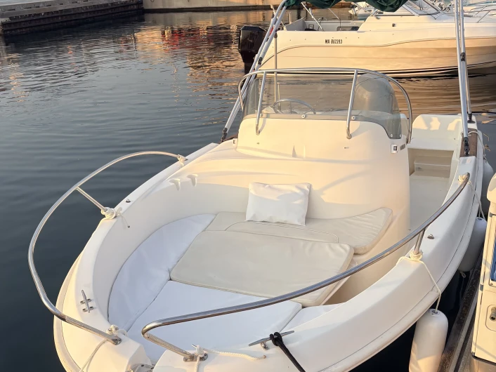 Hire Motorboat Jeanneau with a boat licence