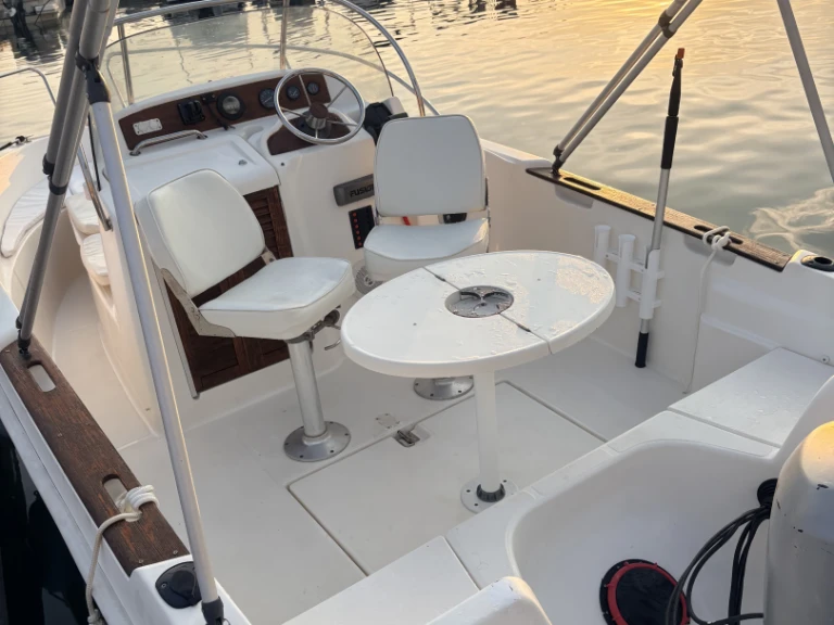 Motorboat to hire Six-Fours-les-Plages at the best price