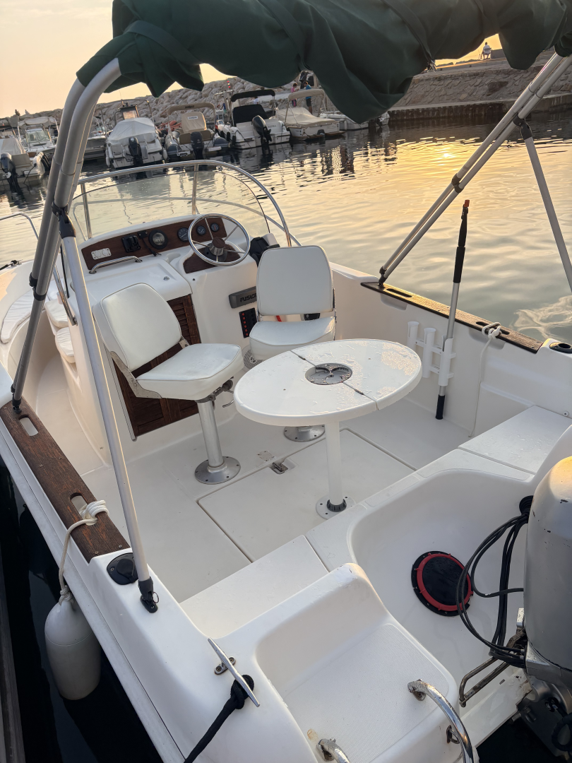 Motorboat to hire Six-Fours-les-Plages at the best price