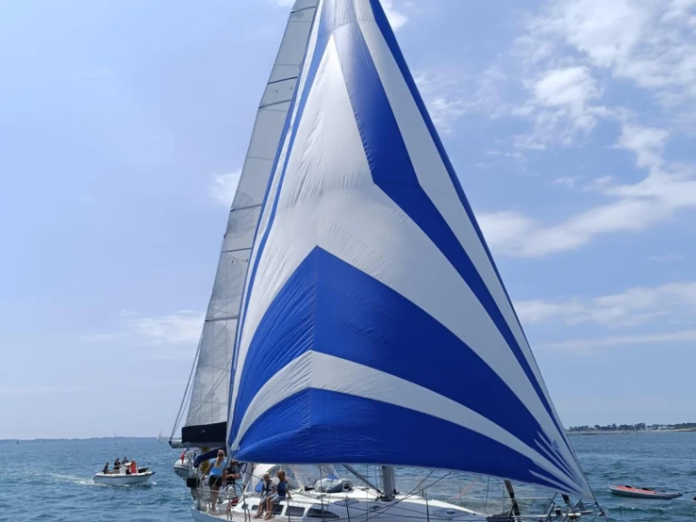 Sailboat to hire Larmor-Plage at the best price