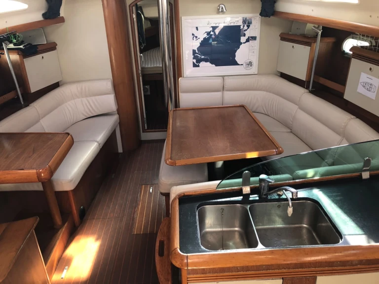 Yacht charter Larmor-Plage - Jeanneau Sun Odyssey 43 on SamBoat