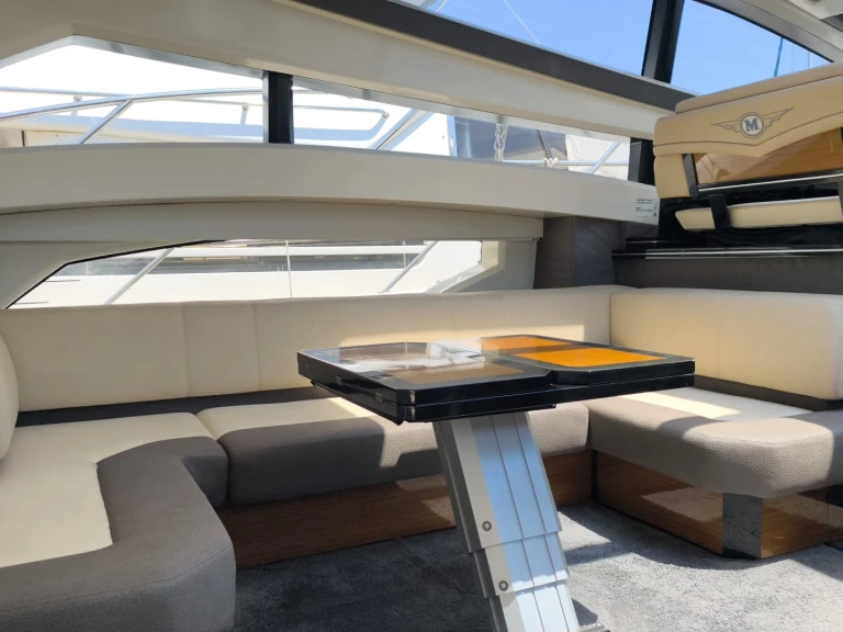 Hire Luxury Yacht Marquis with a boat licence