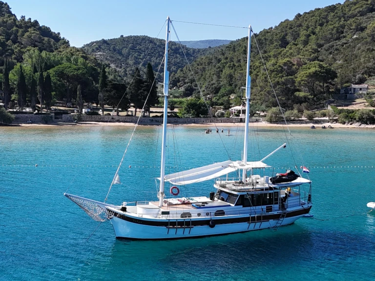 Charter a Traditional 82 in Split on Samboat