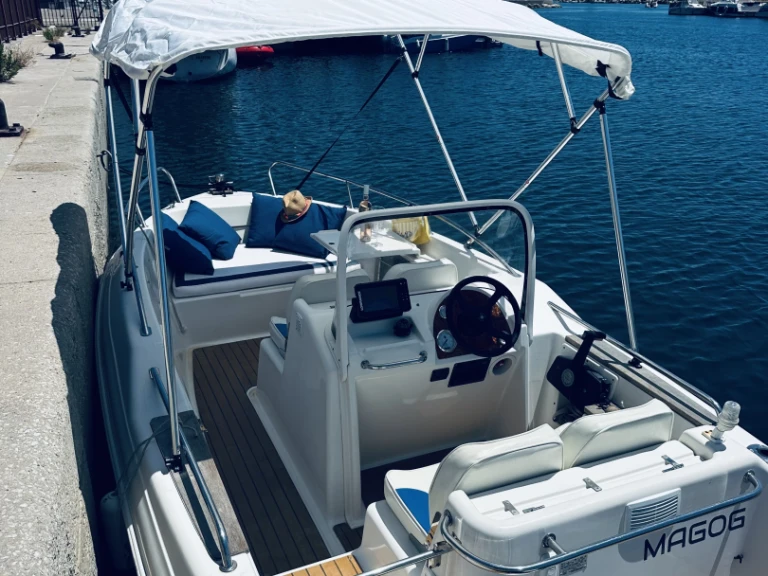 Yacht hire Carro cheap Quicksilver 505 Commander