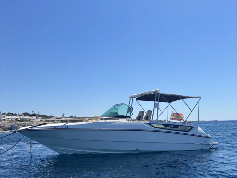 Charter a Monterey 264 fs in Mahón on Samboat