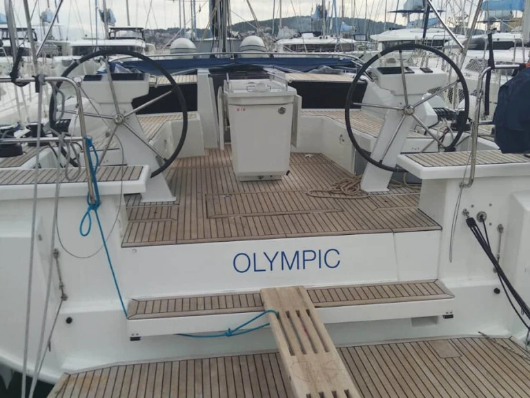 Charter a Bénéteau Oceanis 46.1 in Alimos on Samboat