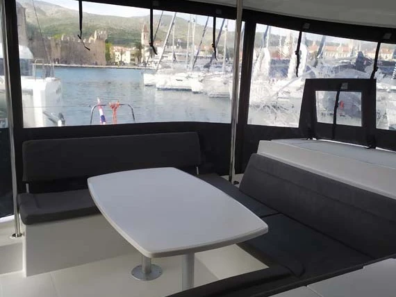 Hire a Lagoon Lagoon 450 Sport Top Palma de Mallorca
