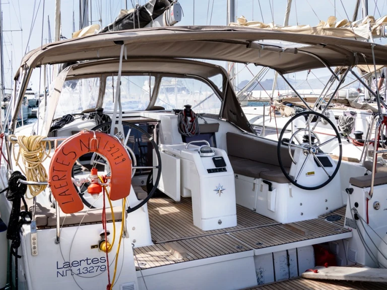 Hire Sailboat Jeanneau with a boat licence
