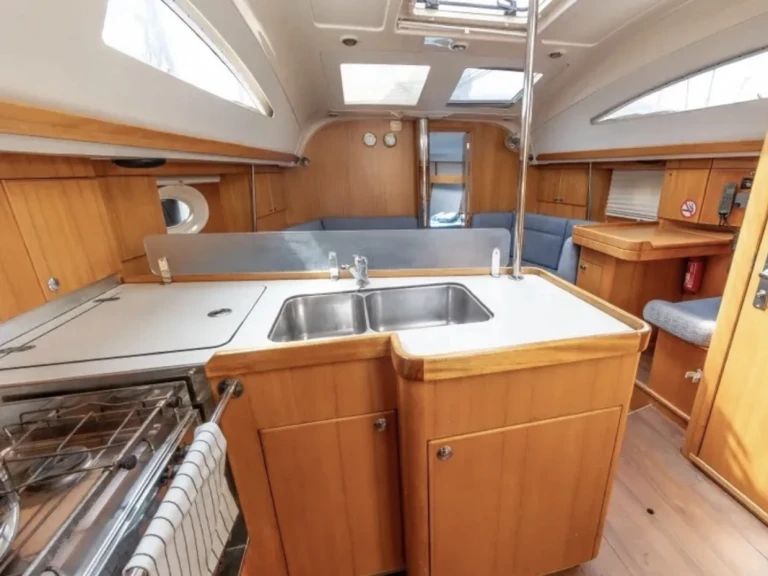 Hire a Elan Impression 384 Préveza