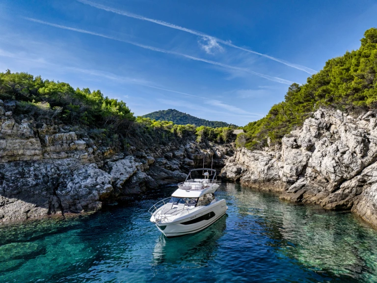 Charter a Jeanneau Prestige 420 Fly in Dubrovnik on Samboat