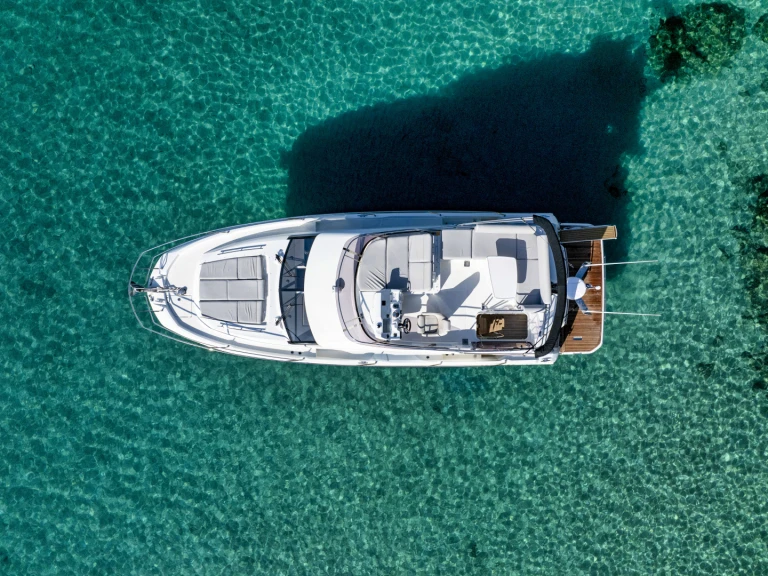Hire Motorboat Jeanneau with a boat licence