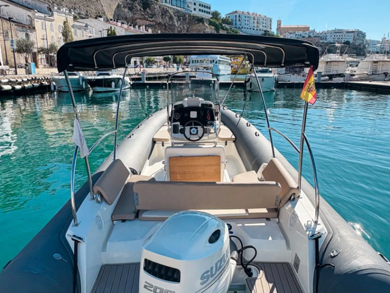Hire Motorboat Bwa with a boat licence