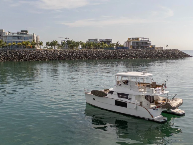 Hire Motorboat Fountaine Pajot with a boat licence