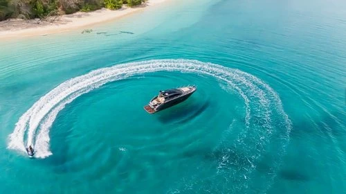 Hire Motorboat Azimut with a boat licence