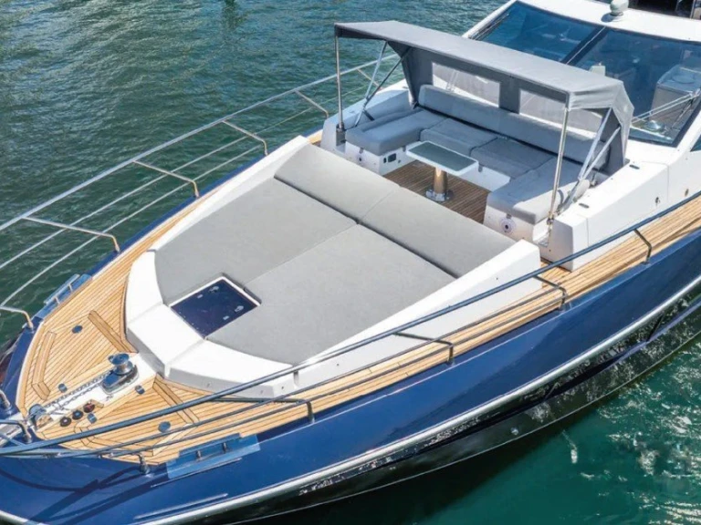 Hire Luxury Yacht Azimut with a boat licence