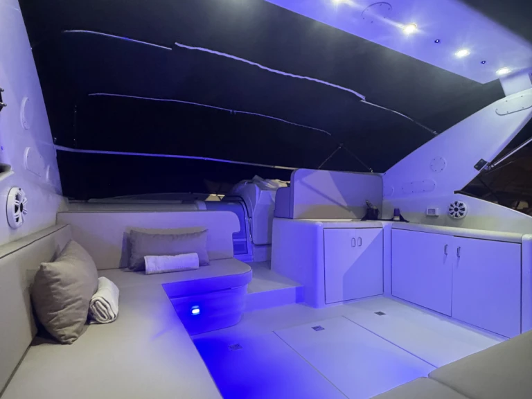 Yacht hire Terracina cheap Carver 440