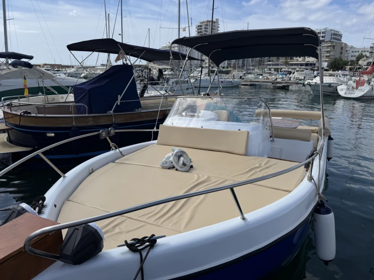 Motorboat to hire San Antonio Port at the best price