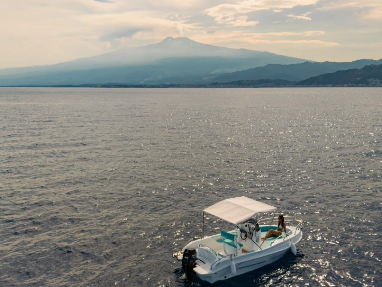 Charter a blumax 19 pro Blumax 19 Pro in Taormina on Samboat