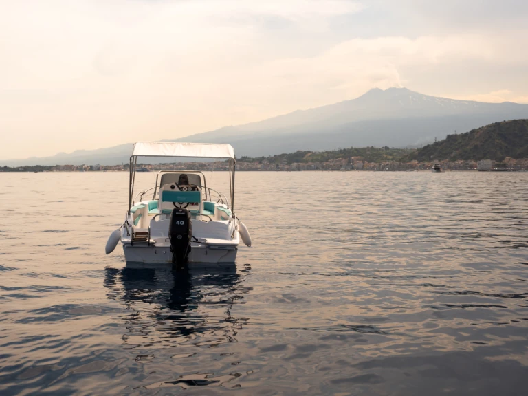 Motorboat to hire Taormina at the best price