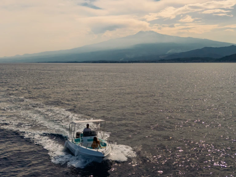 Hire Motorboat blumax 19 pro with a boat licence
