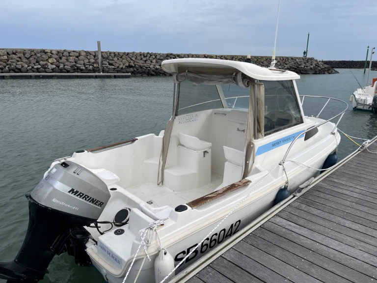 Hire a Jeanneau Merry Fisher 530 HB Cabine Les Sables-d'Olonne