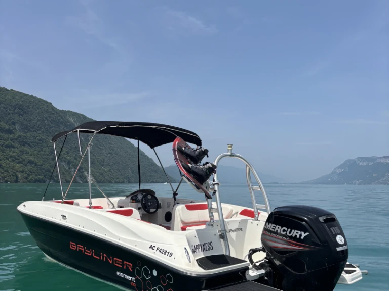 Hire Motorboat Bayliner with a boat licence