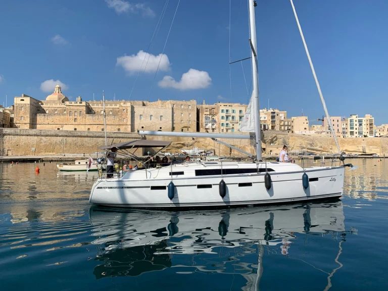 Hire a Bavaria Bavaria 46 Kalkara