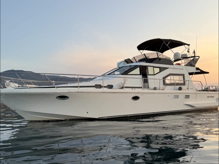 Hire Motorboat Guy Couach with a boat licence