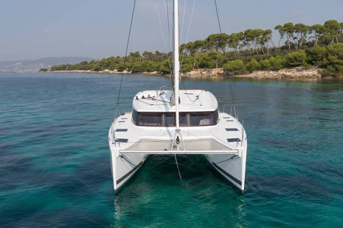 Hire Catamaran Fountaine Pajot with a boat licence