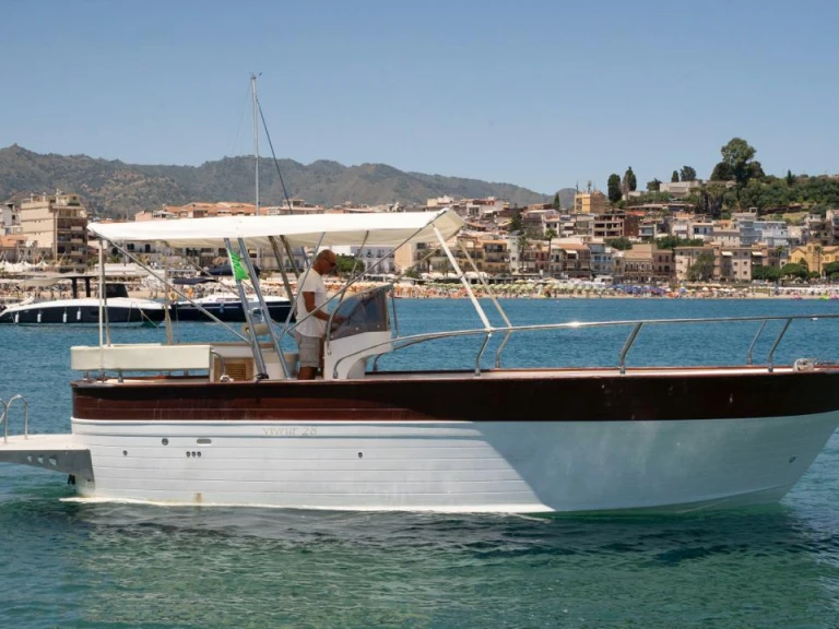 Charter a viveur 28 open in Giardini-Naxos on Samboat