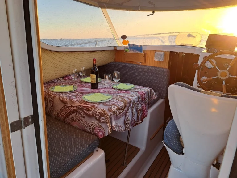 Hire Motorboat Quicksilver with a boat licence