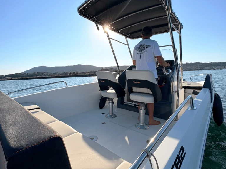 Hire Motorboat Bénéteau with a boat licence