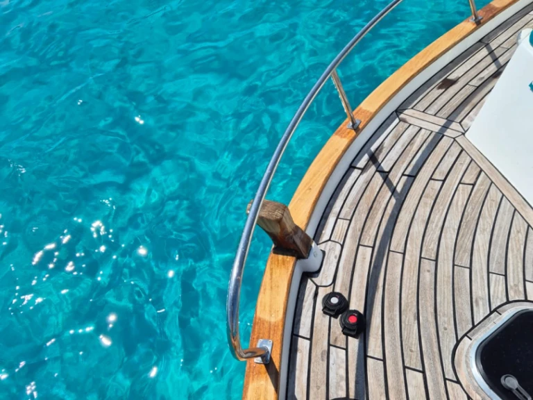 Hire a Capeador 43 Cala Canutells