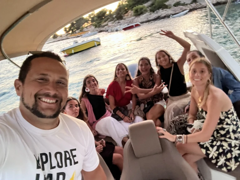 Hire Motorboat Aquamax with a boat licence