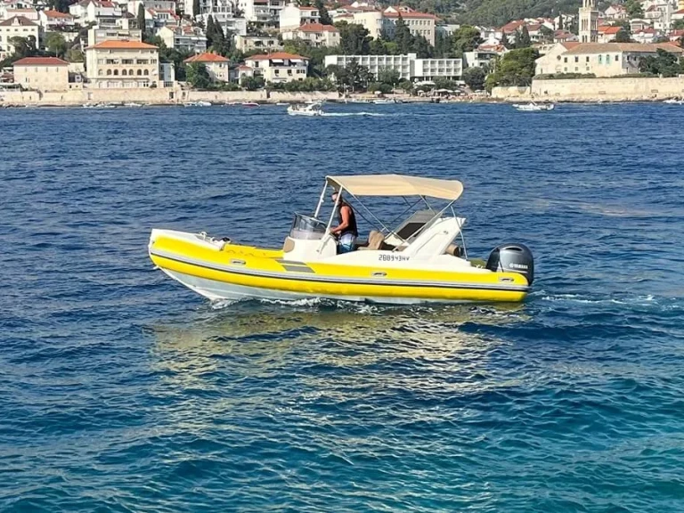 Motorboat hire in Hvar - Aquamax B23F