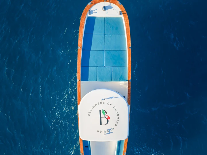 Hire Motorboat Gozzo with a boat licence