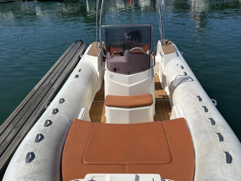 Hire a Capelli Tempest 700 Marseille
