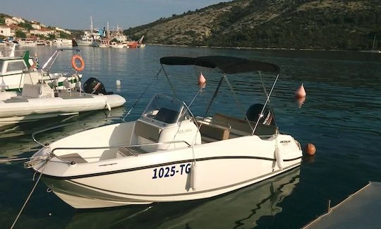Hire Motorboat Quicksilver with a boat licence