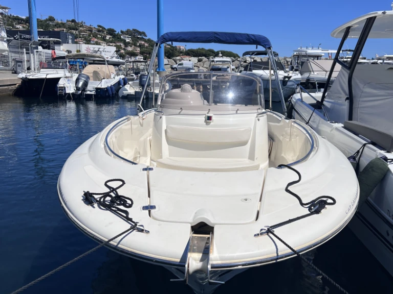 Hire a Jeanneau Jeanneau cap camarat 715 Les Issambres