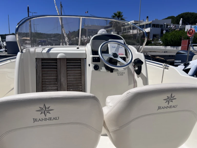 Motorboat hire in Les Issambres - Jeanneau Jeanneau cap camarat 715