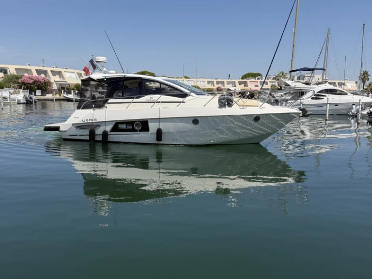 Charter a Cranchi M 38 Hard Top in Le Grau-du-Roi on Samboat