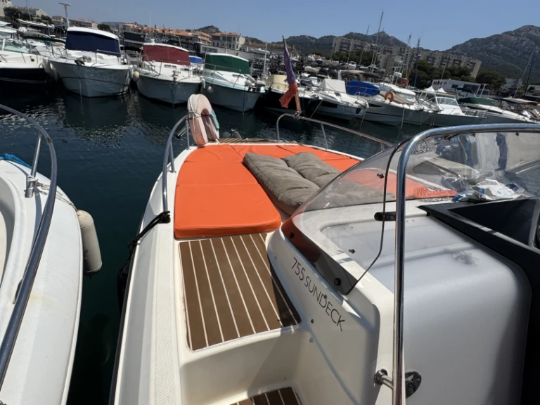Charter a Quicksilver Activ 755 Sundeck in Marseille on Samboat