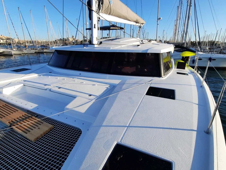 Charter a Fountaine Pajot Astrea 42 in Lefkáda on Samboat