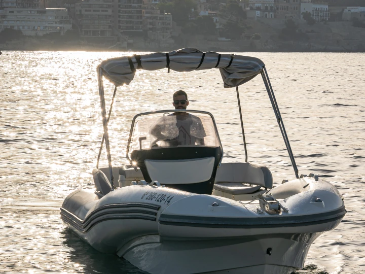 Hire RIB Zodiac with a boat licence
