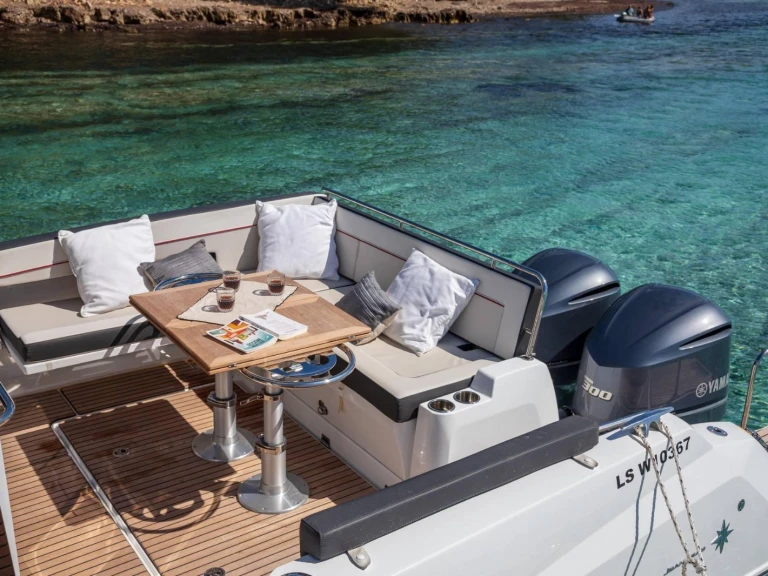 Motorboat hire in Saint-Raphaël - Jeanneau CAP CAMARAT 10.5 WA S2