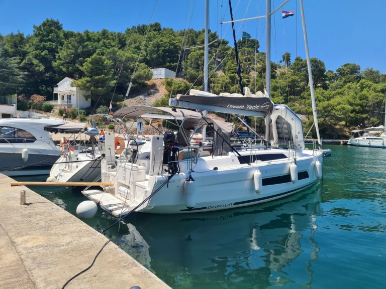 Sailboat hire in Zaton - Dufour Dufour 37