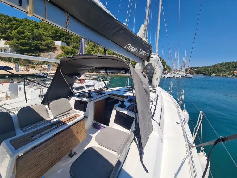 Charter a Dufour Dufour 37 in Zaton on Samboat