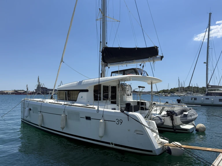 Hire Catamaran Lagoon with a boat licence