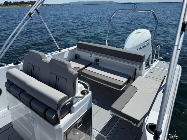 Hire Motorboat Jeanneau with a boat licence