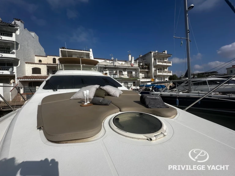 Charter a Azimut Azimut 55 Fly in Roses on Samboat